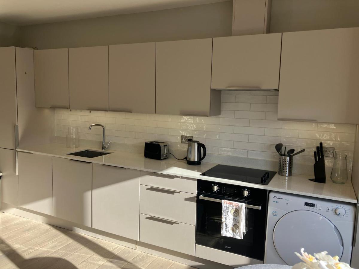Appartement Splendid 2 Bed Flat With Private Terrace In Wimbledon - 2 The Queens à Londres Extérieur photo